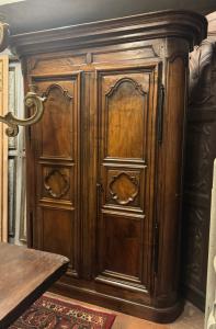 ARM239 - Walnut wardrobe/bookcase, 18th century, from France, dimensions cm W 160 x H 245 x D 55